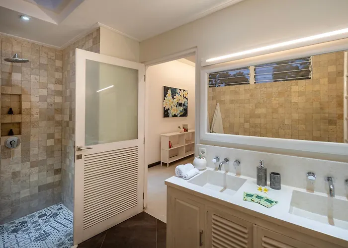 Tropical Oasis Of Calm In The Heart Of Seminyak, 4br Luisha *