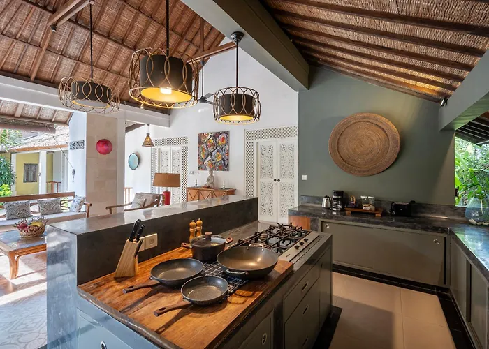Villa Tropical Oasis Of Calm In The Heart Of Seminyak, 4br Luisha *