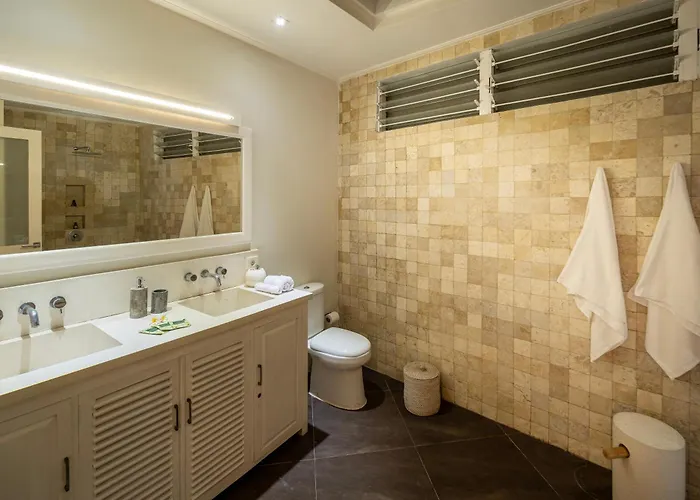 Tropical Oasis Of Calm In The Heart Of Seminyak, 4br Luisha *